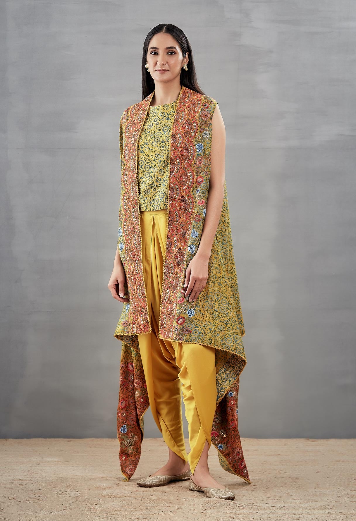 Details 153+ gujarati dress for female